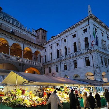 パドヴァOfficine Cavour Piazza Cavourアパートメント エクステリア 写真